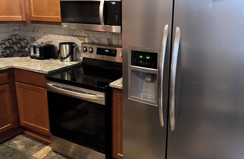 Downtown Columbus House | Spacious 5-bedroom house with AC and WiFi in welcoming Columbus