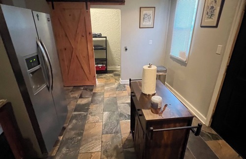 Downtown Columbus House | Spacious 5-bedroom house with AC and WiFi in welcoming Columbus