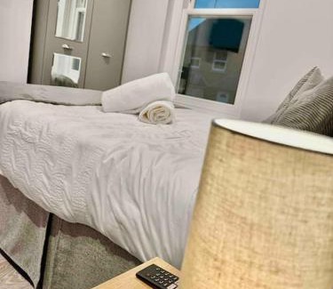 Faversham Apartment | Spacious 5 bedroom House 3 bathrooms, 10 beds sleeps 13
