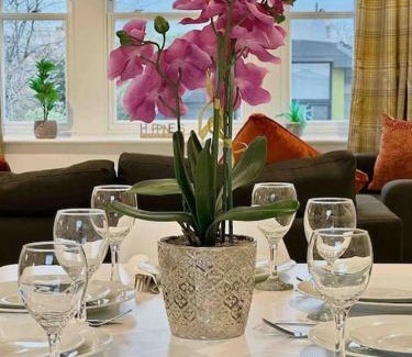 Faversham Apartment | Spacious 5 bedroom House 3 bathrooms, 10 beds sleeps 13