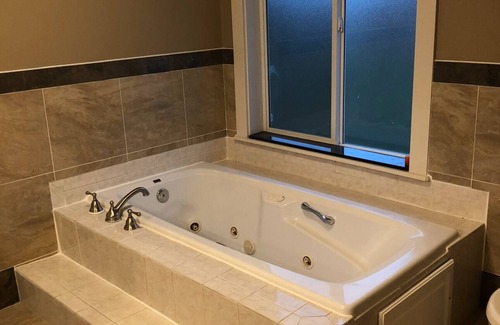 Southeast Salem House | Spacious 5-bedroom house with AC, WiFi in charming Salem