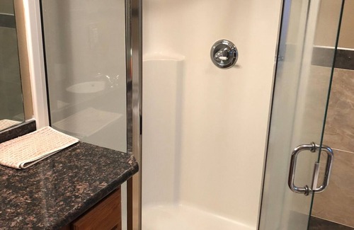 Southeast Salem House | Spacious 5-bedroom house with AC, WiFi in charming Salem
