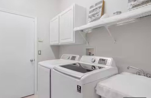 County Line Coalition House | Spacious 5-bedroom house in marvelous Tampa with AC, Wi-Fi, private pool