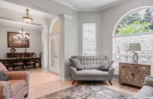 County Line Coalition House | Spacious 5-bedroom house in marvelous Tampa with AC, Wi-Fi, private pool