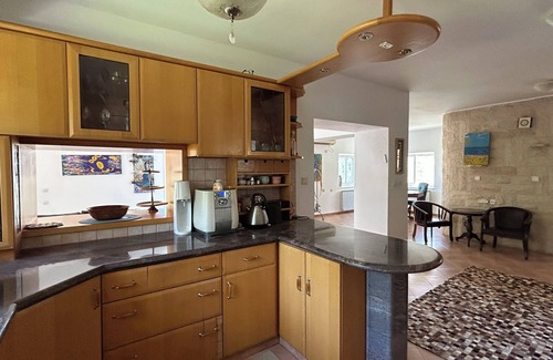 Rosh Pinna House | Spacious 5-bedroom kosher country home in the heart of the north district.