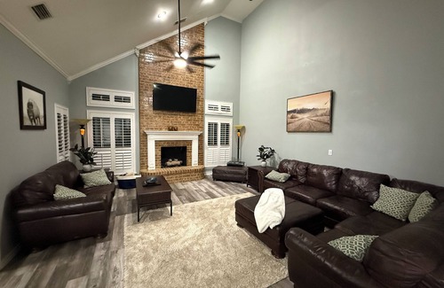Ennis House | Spacious 5-bedroom Lakeside Retreat w/Pool in Ennis, TX -Sleeps 14