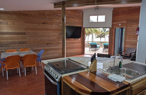 Hopkins Cabin | Spacious 5-bedroom lodge in brilliant Hopkins with AC