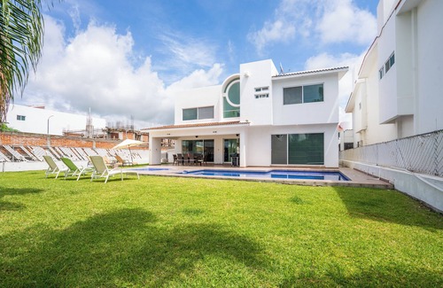 Lomas de Cocoyoc House | Spacious 5 Bedroom Oasis with Pool & BBQ