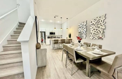 Loughman House | Spacious 5-bedroom near Disney with private pool