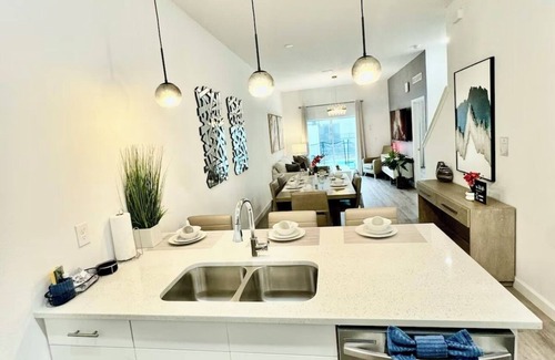 Loughman House | Spacious 5-bedroom near Disney with private pool
