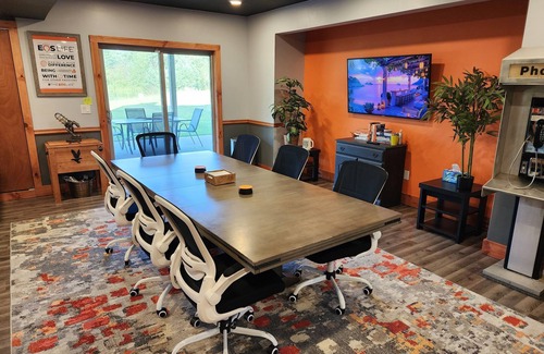 Clio House | Spacious 5-bedroom Retreat on 6 acres w/pond - 10 Min to Frankenmuth