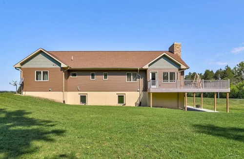 Clio House | Spacious 5-bedroom Retreat on 6 acres w/pond - 10 Min to Frankenmuth