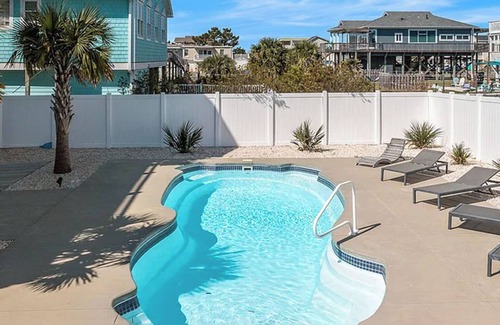 Holden Beach House | Spacious 5 bedroom 5 bath House with pool and direct access to the beach.