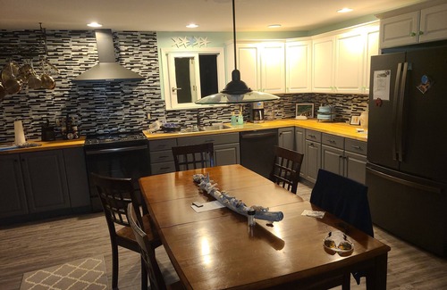 Ewell House | Spacious 5-bedroom house with WiFi, AC and private dock on charming Smith Island