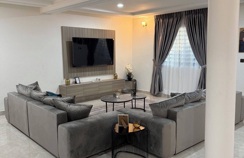 Teshie Villa | Spacious 5-bedroom villa in amazing Accra with WiFi, AC