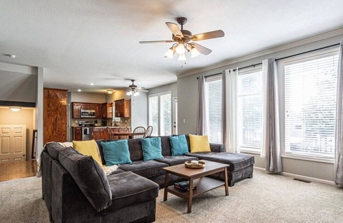 Shawnee House | Spacious 5 BR Home+KingBeds Mins to Arrowhead
