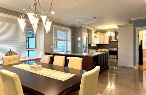 Hastings Villa | Spacious 5BR 3BA Guest Villa - 10 Min to DT - Pet Friendly, Free Parking
