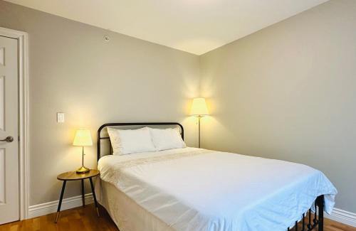 Hastings Villa | Spacious 5BR 3BA Guest Villa - 10 Min to DT - Pet Friendly, Free Parking