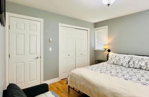 Hastings Villa | Spacious 5BR 3BA Guest Villa - 10 Min to DT - Pet Friendly, Free Parking