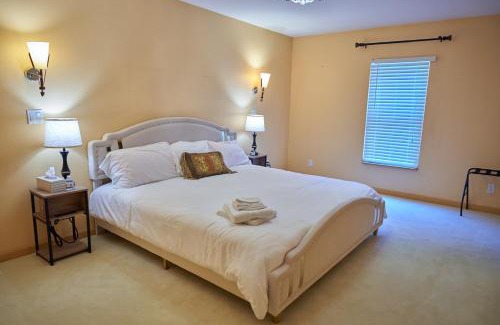 Cuddebackville House | Spacious 5BR, Home Theater, Full Kitchen, Near Wineries