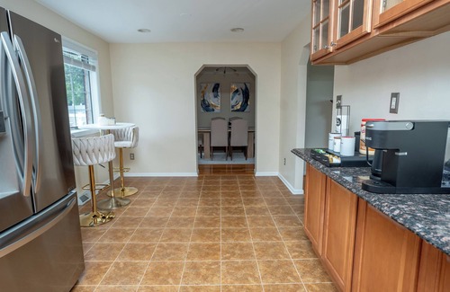 Friendly House | Spacious 5BR w/Private Fenced Backyard Near Nat'l Harbor, MGM & D.C.