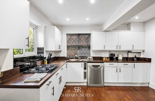 Reading House | Spacious 6-Bed Home in Reading | Parking