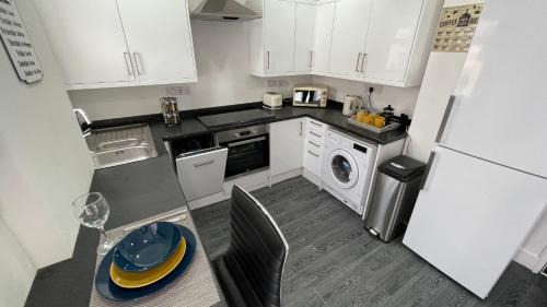 Seisdon House | Spacious 6 Bed Home Near City & Albion Stadium Perfect for Contractors!