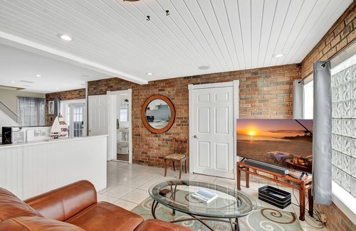 Lake Worth House | Spacious 6-bedroom house in charming Lake Worth Beach with WiFi & Pool