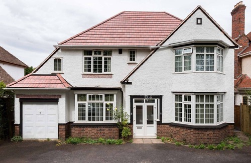Birmingham Apartment | Spacious 6 bedroom house for 16 guests in Pershore Road