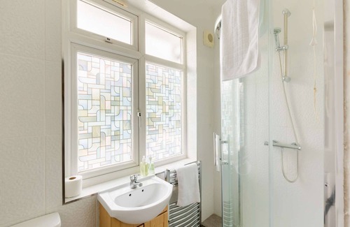 Birmingham Apartment | Spacious 6 bedroom house for 16 guests in Pershore Road