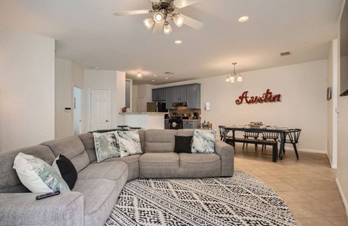North Loop House | Spacious 6-bedroom Duplex w/Pool Mins FC Stadium/Domain