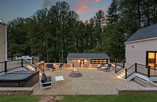 Hamilton House | Spacious 6-bedroom house in charming Waterford on 10 acres & Entertainment Room