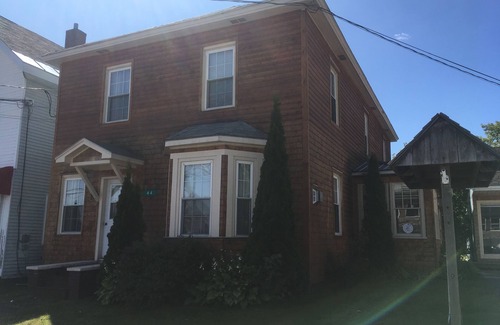 Brighton House | Spacious 6-bedroom house with WiFi and AC in wonderful Island Pond.