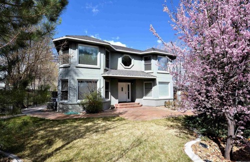 Reno/Tahoe Airport House | Spacious 6-bedroom house on the golf course with a new hot tub/spacious sauna.