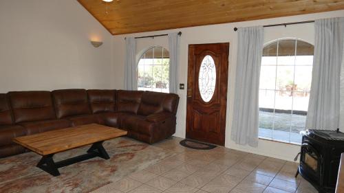 Tyrone House | Spacious 6-bedroom log cabin