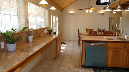 Tyrone House | Spacious 6-bedroom log cabin