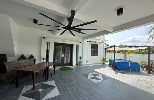 Johor Bahru House | Spacious 6-bedroom house in brilliant Johor Bahru with AC