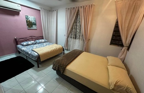 Johor Bahru House | Spacious 6-bedroom house in brilliant Johor Bahru with AC