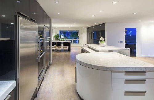 Hollywood Hills West House | Spacious 6-bedroom estate in fantastic Los Angeles with WiFi, AC, fitness room