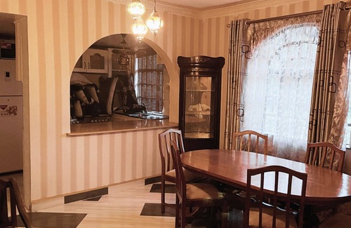 Nairobi House | Spacious 6 Bedroom Villa With Private Garden & Swimming Pool