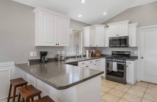 Syracuse House | Spacious 6-BR Entertainment Dream Home Sleeps 20+