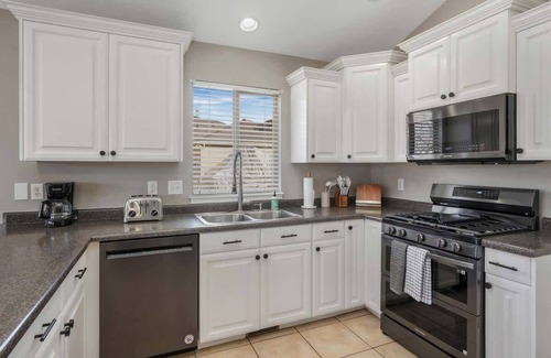 Syracuse House | Spacious 6-BR Entertainment Dream Home Sleeps 20+