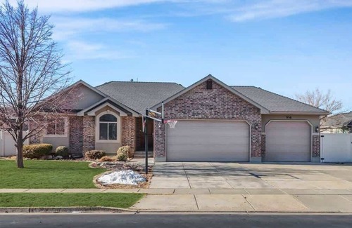 Syracuse House | Spacious 6-BR Entertainment Dream Home Sleeps 20+