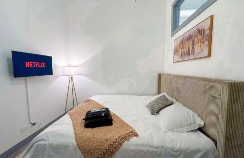 Near South Side Apartment | Spacious 6BR Luxury Suite Perfect for Groups Near McCormick Place and Soldier Field