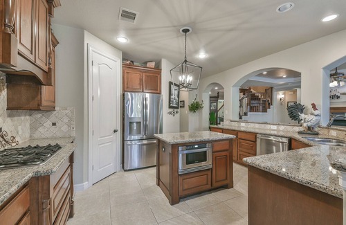 Friendswood House | Spacious 7-bedroom luxury estate w/pool, fenced yard, sleeping 16 people