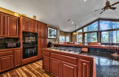 Montgomery Estates Cabin | Spacious 7Br+ Bonus 8th Br, Pool and Foosball Table, 13 Beds, 14 Guests+Kids 5 Years Old and Younger