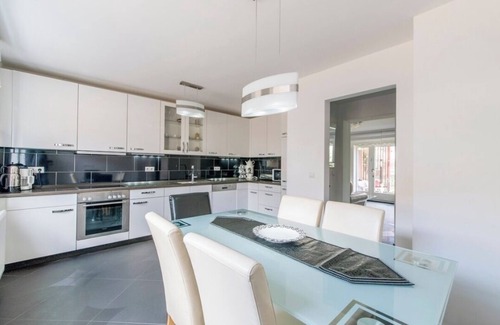 Dohren-Wulfel House | Spacious 8-bedroom house in wonderful Hannover with WiFi near the fair.