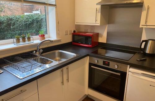 Hinckley Apartment | Spacious and Bright 2 Bedroom Ground Floor Apartment 5 min walk from town centre with Free Parking Business and Leisure by Jesswood Properties