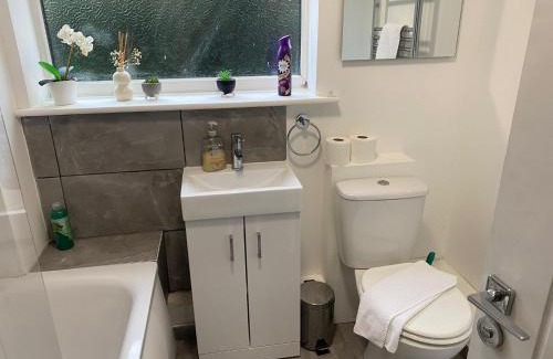 Hinckley Apartment | Spacious and Bright 2 Bedroom Ground Floor Apartment 5 min walk from town centre with Free Parking Business and Leisure by Jesswood Properties