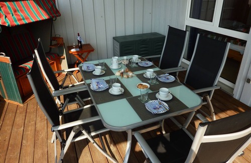 Wesselburenerkoog House | spacious and comfortably furnished holiday home with sauna and fireplace